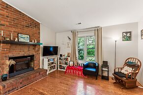 Charming Family Retreat With Scenic Views 3 Bedroom Home