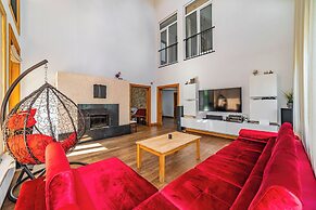 Luxurious Amber Villa With Private Pool and Garden Views