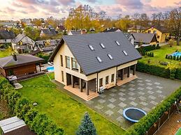 Luxurious Amber Villa With Private Pool and Garden Views