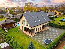 Luxurious Amber Villa With Private Pool and Garden Views