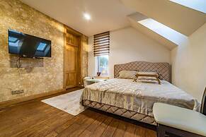 Luxurious Amber Villa With Private Pool and Garden Views