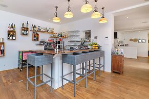 Dolphin Suites Hotel