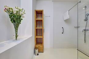 Dolphin Suites Hotel