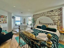 Seafront Cottage - Beach Access - Pet Friendly