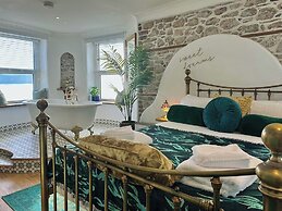 Seafront Cottage - Beach Access - Pet Friendly