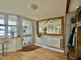 Seafront Cottage - Beach Access - Pet Friendly