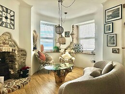 Seafront Cottage - Beach Access - Pet Friendly
