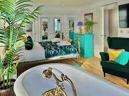 Seafront Cottage - Beach Access - Pet Friendly