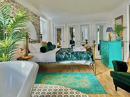 Seafront Cottage - Beach Access - Pet Friendly