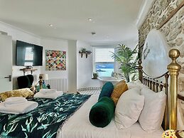 Seafront Cottage - Beach Access - Pet Friendly