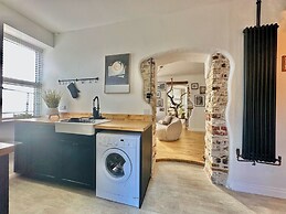 Seafront Cottage - Beach Access - Pet Friendly