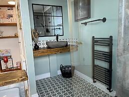 Seafront Cottage - Beach Access - Pet Friendly