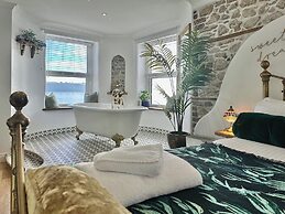 Seafront Cottage - Beach Access - Pet Friendly