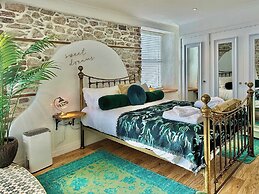 Seafront Cottage - Beach Access - Pet Friendly