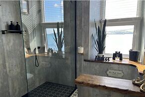 Seafront Cottage - Beach Access - Pet Friendly