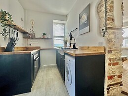 Seafront Cottage - Beach Access - Pet Friendly