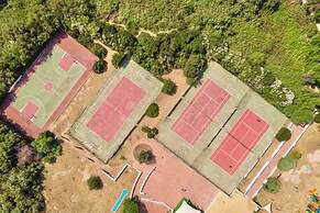 Hotel with swimming pool just 300 mt from the Baia delle Mimose-beach