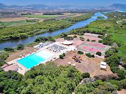 Hotel with swimming pool just 300 mt from the Baia delle Mimose-beach