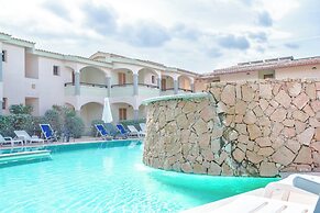 Hotel with swimming pool just 300 mt from the Baia delle Mimose-beach