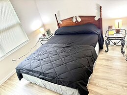 3 Bed Home 5 Mins to JAX Airport & Zoo