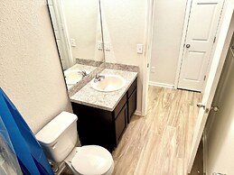 3 Bed Home 5 Mins to JAX Airport & Zoo