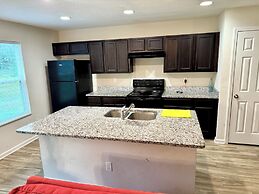 3 Bed Home 5 Mins to JAX Airport & Zoo