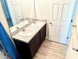 3 Bed Home 5 Mins to JAX Airport & Zoo