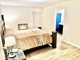3 Bed Home 5 Mins to JAX Airport & Zoo