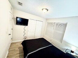 3 Bed Home 5 Mins to JAX Airport & Zoo