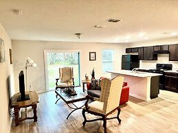3 Bed Home 5 Mins to JAX Airport & Zoo
