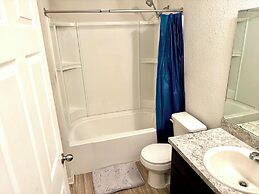 3 Bed Home 5 Mins to JAX Airport & Zoo