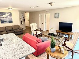 3 Bed Home 5 Mins to JAX Airport & Zoo