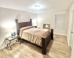 3 Bed Home 5 Mins to JAX Airport & Zoo
