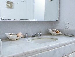 Flat with Unbeatable Views & 2 Bedrooms