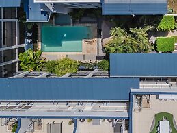 Luxe Oceanfront Haven with a Rooftop Spa