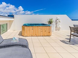 Luxe Oceanfront Haven with a Rooftop Spa