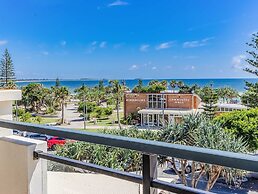 Luxe Oceanfront Haven with a Rooftop Spa