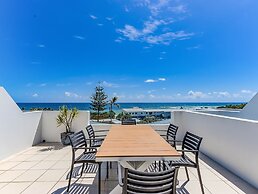 Luxe Oceanfront Haven with a Rooftop Spa