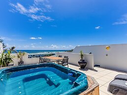 Luxe Oceanfront Haven with a Rooftop Spa