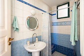 Beachfront Serenity - Petalidi s Moorea Gem