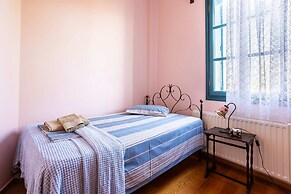 Beachfront Serenity - Petalidi s Moorea Gem