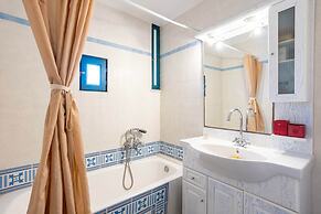 Beachfront Serenity - Petalidi s Moorea Gem