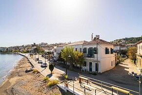 Beachfront Serenity - Petalidi s Moorea Gem