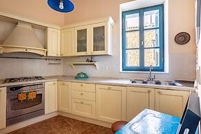 Beachfront Serenity - Petalidi s Moorea Gem