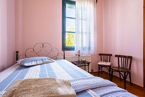 Beachfront Serenity - Petalidi s Moorea Gem