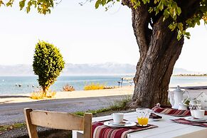 Beachfront Serenity - Petalidi s Moorea Gem