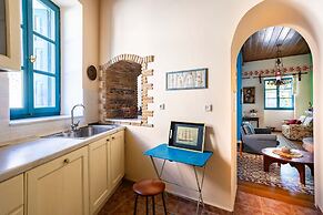 Beachfront Serenity - Petalidi s Moorea Gem