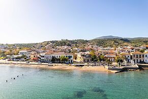 Beachfront Serenity - Petalidi s Moorea Gem