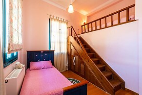 Beachfront Serenity - Petalidi s Moorea Gem