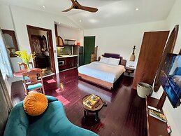 Maison Nha Truc Bach Lake